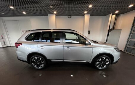 Mitsubishi Outlander III рестайлинг 3, 2021 год, 2 740 000 рублей, 2 фотография