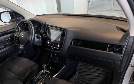 Mitsubishi Outlander III рестайлинг 3, 2021 год, 2 740 000 рублей, 12 фотография