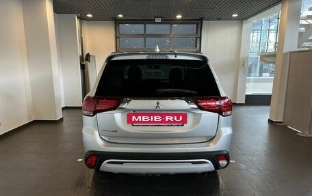 Mitsubishi Outlander III рестайлинг 3, 2021 год, 2 740 000 рублей, 4 фотография