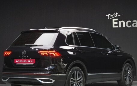 Volkswagen Tiguan II, 2023 год, 2 673 000 рублей, 2 фотография