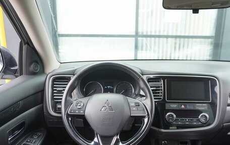 Mitsubishi Outlander III рестайлинг 3, 2018 год, 1 863 000 рублей, 13 фотография