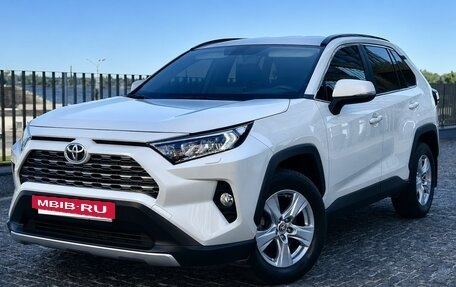 Toyota RAV4, 2020 год, 2 610 000 рублей, 2 фотография