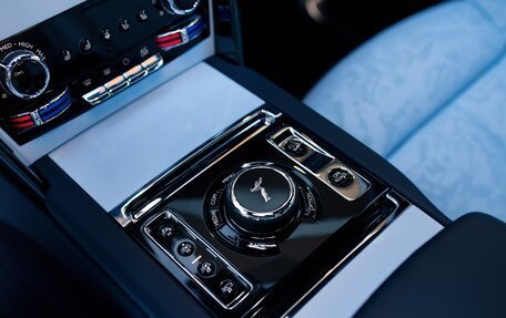 Rolls-Royce Cullinan, 2024 год, 64 000 000 рублей, 16 фотография