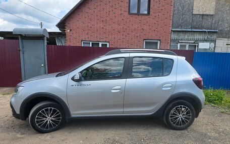 Renault Sandero II рестайлинг, 2021 год, 1 350 000 рублей, 2 фотография