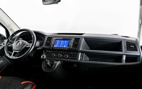 Volkswagen Caravelle T6 рестайлинг, 2016 год, 3 099 000 рублей, 10 фотография