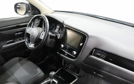 Mitsubishi Outlander III рестайлинг 3, 2022 год, 2 599 000 рублей, 10 фотография