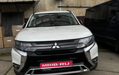 Mitsubishi Outlander III рестайлинг 3, 2021 год, 3 100 000 рублей, 1 фотография