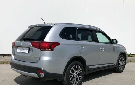 Mitsubishi Outlander III рестайлинг 3, 2016 год, 1 975 000 рублей, 2 фотография