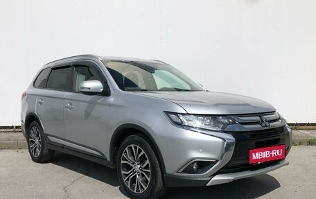 Mitsubishi Outlander III рестайлинг 3, 2016 год, 1 975 000 рублей, 3 фотография