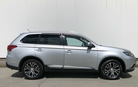 Mitsubishi Outlander III рестайлинг 3, 2016 год, 1 975 000 рублей, 6 фотография