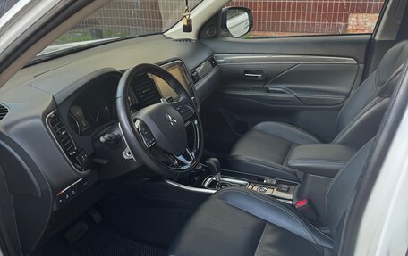 Mitsubishi Outlander III рестайлинг 3, 2021 год, 3 100 000 рублей, 8 фотография