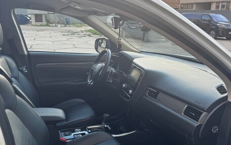 Mitsubishi Outlander III рестайлинг 3, 2021 год, 3 100 000 рублей, 7 фотография