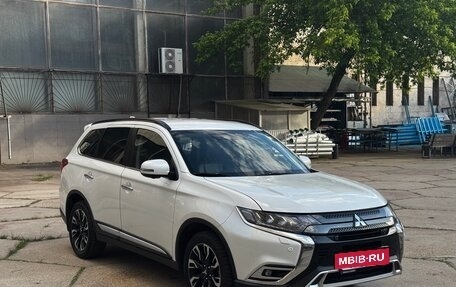 Mitsubishi Outlander III рестайлинг 3, 2021 год, 3 100 000 рублей, 2 фотография