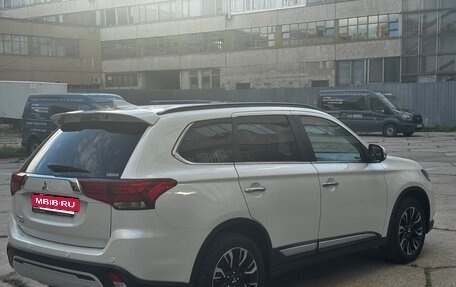 Mitsubishi Outlander III рестайлинг 3, 2021 год, 3 100 000 рублей, 3 фотография