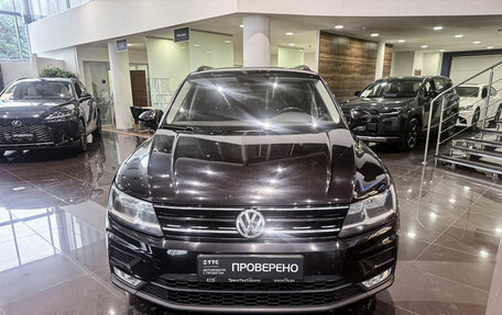 Volkswagen Tiguan II, 2017 год, 2 097 000 рублей, 2 фотография