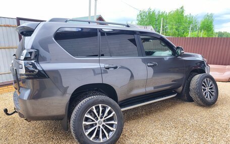 Toyota Land Cruiser Prado 150 рестайлинг 2, 2022 год, 7 450 000 рублей, 6 фотография