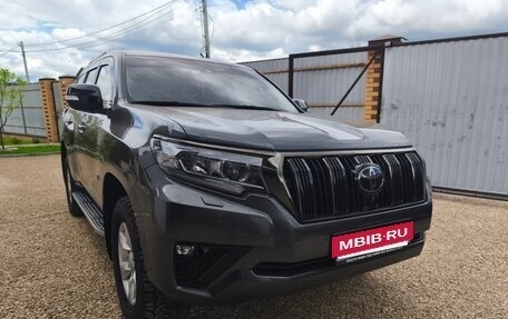 Toyota Land Cruiser Prado 150 рестайлинг 2, 2022 год, 7 450 000 рублей, 8 фотография