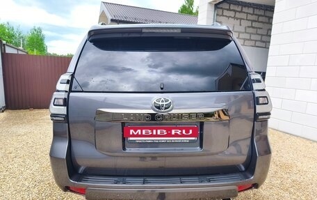 Toyota Land Cruiser Prado 150 рестайлинг 2, 2022 год, 7 450 000 рублей, 10 фотография
