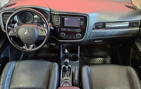 Mitsubishi Outlander III рестайлинг 3, 2015 год, 1 745 000 рублей, 9 фотография
