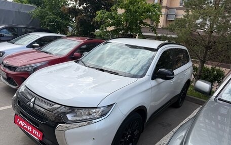 Mitsubishi Outlander III рестайлинг 3, 2021 год, 2 370 000 рублей, 3 фотография