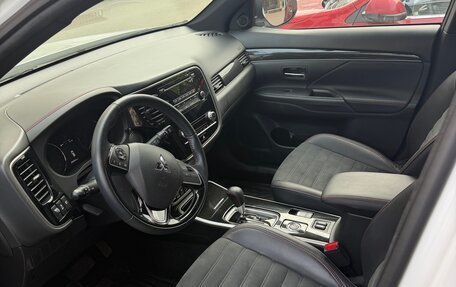 Mitsubishi Outlander III рестайлинг 3, 2021 год, 2 370 000 рублей, 10 фотография