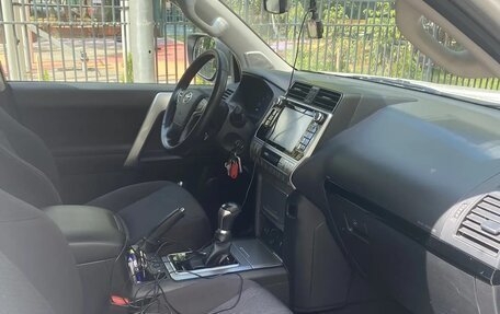 Toyota Land Cruiser Prado 150 рестайлинг 2, 2018 год, 5 200 000 рублей, 26 фотография