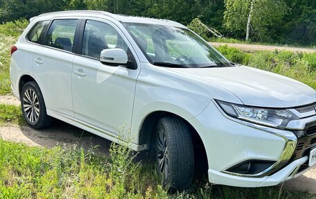 Mitsubishi Outlander III рестайлинг 3, 2022 год, 3 400 000 рублей, 1 фотография
