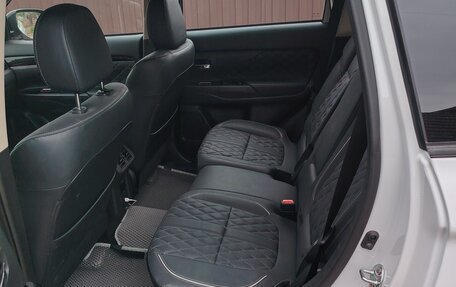 Mitsubishi Outlander III рестайлинг 3, 2022 год, 3 400 000 рублей, 6 фотография