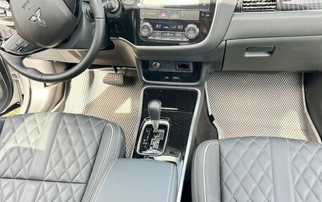Mitsubishi Outlander III рестайлинг 3, 2022 год, 3 400 000 рублей, 5 фотография