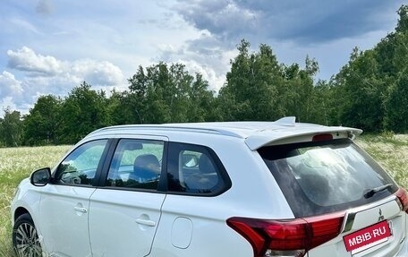 Mitsubishi Outlander III рестайлинг 3, 2022 год, 3 400 000 рублей, 3 фотография