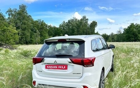 Mitsubishi Outlander III рестайлинг 3, 2022 год, 3 400 000 рублей, 4 фотография