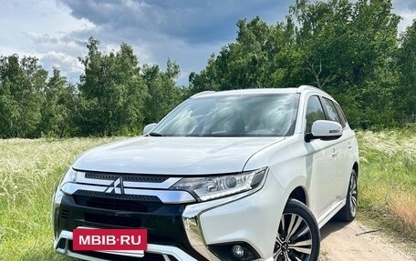 Mitsubishi Outlander III рестайлинг 3, 2022 год, 3 400 000 рублей, 2 фотография