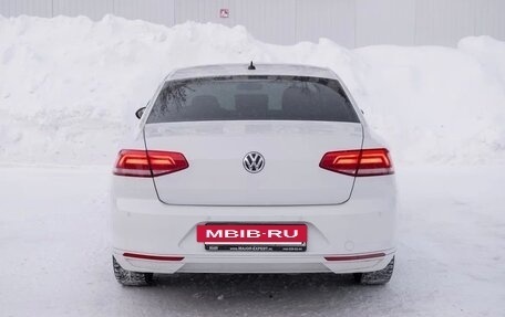 Volkswagen Passat B8 рестайлинг, 2018 год, 1 650 000 рублей, 13 фотография