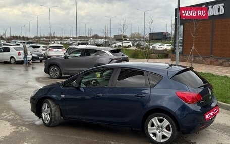 Opel Astra J, 2011 год, 560 000 рублей, 2 фотография