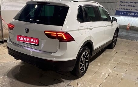 Volkswagen Tiguan II, 2018 год, 2 450 000 рублей, 3 фотография