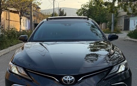 Toyota Camry, 2023 год, 3 380 000 рублей, 2 фотография