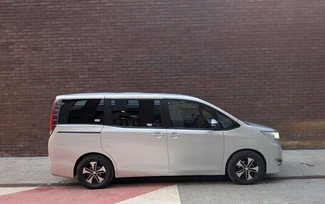 Toyota Noah III, 2018 год, 2 150 000 рублей, 3 фотография