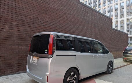 Toyota Noah III, 2018 год, 2 150 000 рублей, 4 фотография