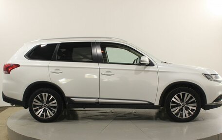 Mitsubishi Outlander III рестайлинг 3, 2019 год, 2 200 000 рублей, 6 фотография