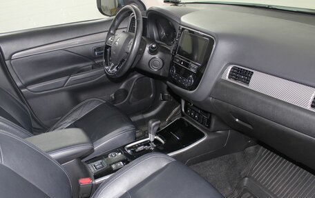 Mitsubishi Outlander III рестайлинг 3, 2019 год, 2 200 000 рублей, 13 фотография