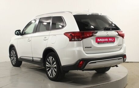 Mitsubishi Outlander III рестайлинг 3, 2019 год, 2 200 000 рублей, 3 фотография