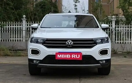 Volkswagen T-Roc I, 2022 год, 1 600 000 рублей, 2 фотография