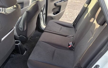 Toyota Ractis II, 2011 год, 800 000 рублей, 26 фотография