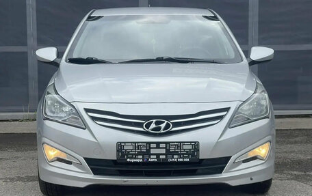 Hyundai Solaris II рестайлинг, 2015 год, 1 050 000 рублей, 2 фотография