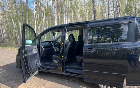 Toyota Voxy II, 2012 год, 1 700 000 рублей, 12 фотография