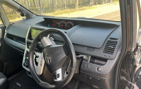Toyota Voxy II, 2012 год, 1 700 000 рублей, 9 фотография