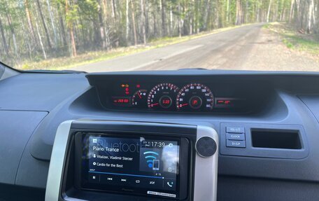 Toyota Voxy II, 2012 год, 1 700 000 рублей, 10 фотография