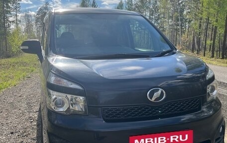 Toyota Voxy II, 2012 год, 1 700 000 рублей, 5 фотография