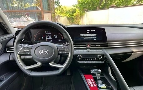 Hyundai Elantra, 2023 год, 1 820 000 рублей, 12 фотография