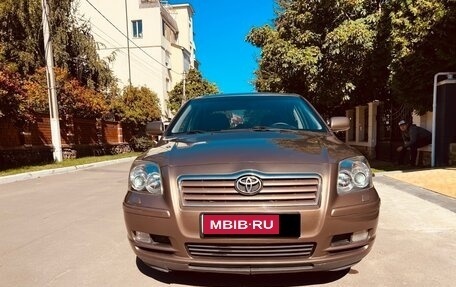 Toyota Avensis III рестайлинг, 2004 год, 750 000 рублей, 1 фотография